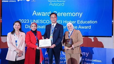 فريق عمل المعهد الدولي للتعليم عن بعد يفوز بجائزة الريادة في الرقمنة