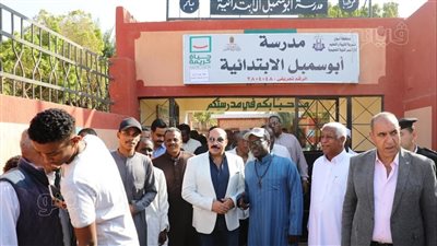 محافظ أسوان يتفقد اللجان الانتخابية بقرى أبو سمبل (صور)