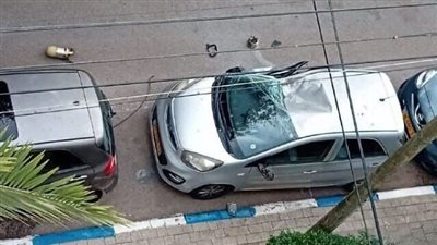 سقوط شظايا صاروخ على سيارة في تل أبيب 