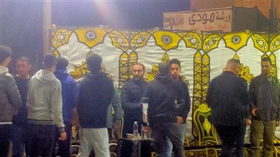 الفنان أحمد حلمي يتلقى العزاء في شقيقه ببنها (صور)