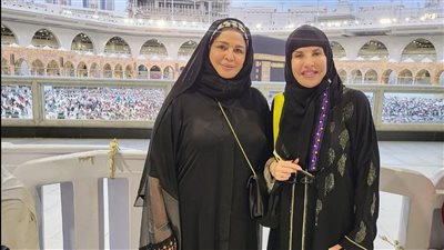 إلهام شاهين تنشر صور لها برفقة هالة سرحان من أمام الكعبة