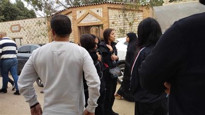  أحمد حلمي ومنى زكي يودعان جثمان شقيقه بمسقط رأسه في بنها (صور) 