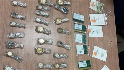 خبأها في أماكن حساسة، ضبط 40 ساعة رولكس غالية الثمن مع راكب عربي بمطار القاهرة (صور) 