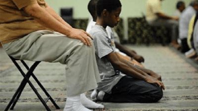 كل ما تريد معرفته عن أحكام الصلاة على الكرسي في المسجد