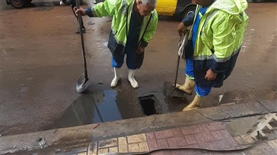 انتشار سيارات الصرف لرفع تراكمات مياه الأمطار بالإسكندرية 