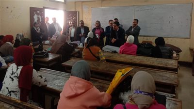 رئيس جامعة بنها يتابع أحوال الطلاب بكلية التربية