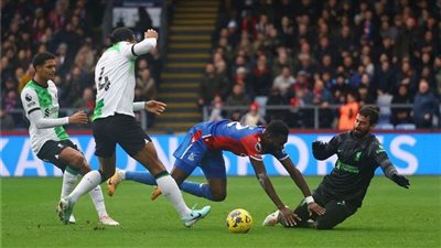 كريستال بالاس يحرز الهدف الأول فى مرمى ليفربول 