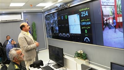 محافظ أسوان يشهد تجربة عملية لجاهزية اللجان الانتخابية (صور)