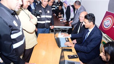 رئيس جامعة سوهاج يتابع غرفة عمليات الانتخابات الرئاسية 