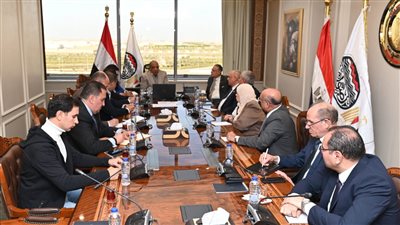 وزير قطاع الأعمال العام يطمئن على إجراءات التيسير على العاملين لأداء واجبهم الانتخابي