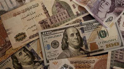 اقتصاد عنق الزجاجة.. مصر تقاوم لتوفير السيولة الدولارية.. وخبراء: الأحداث السياسية لها دور مهم في دفع سوق المال 