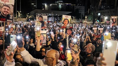 مئات الإسرائيليين يتظاهرون للمطالبة بالإفراج عن 140 رهينة في غزة