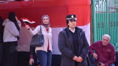 لجان الانتخابات الرئاسية بمحافظات مصر تفتح أبوابها لاستقبال الناخبين، احتشاد المواطنين أمام اللجان في القاهرة، وكراسي متحركة ومظلات في الشرقية والدقهلية