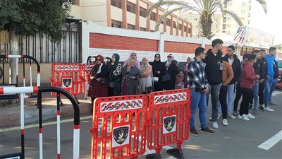 بمشاركة شبابية كثيفة، اصطفاف الناخبين أمام لجان الانتخابات الرئاسية بدمنهور