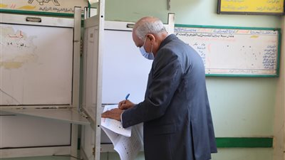محافظ الجيزة يدلي بصوته في الانتخابات الرئاسية بالعمرانية
