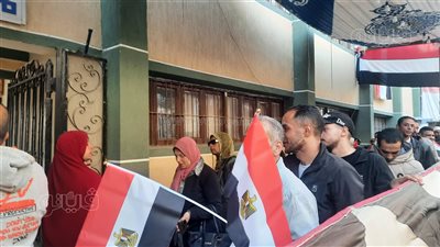 بمشاركة جميع الفئات، توافد الناخبين على مقار اللجان الانتخابية بالإسماعيلية (فيديو وصور)  