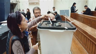 كبار السن أولا، المواطنون يدلون بأصواتهم في الانتخابات الرئاسية بالزمالك (صور) 