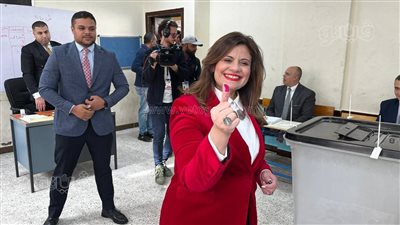 وزيرة الهجرة تدلي بصوتها في انتخابات الرئاسة بمصر الجديدة (صور) 