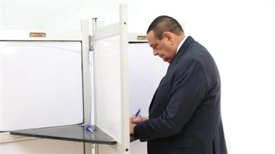 وزير التنمية المحلية يدلي بصوته في الانتخابات الرئاسية بمدينة نصر ( صور)