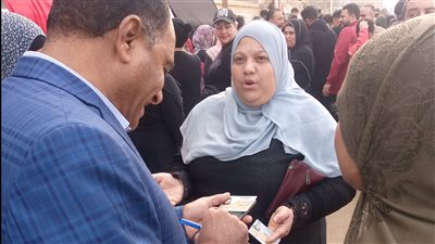 الانتخابات الرئاسية 2024، مواطنون يساعدون الناخبين على معرفة لجانهم بشبرا الخيمة (صور)
