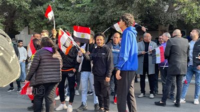 قبل فتح باب التصويت، المواطنون يحتشدون أمام لجان الانتخابات في مصر الجديدة بأعلام مصر (صور) 