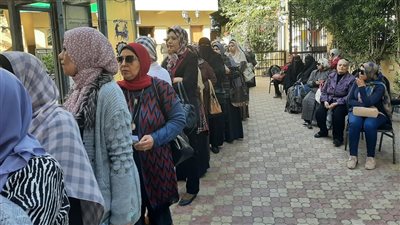 تزاحم السيدات في طوابير أمام اللجان بالبحيرة (صور) 