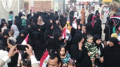 السيدات وكبار السن يسيطرون على المشهد في أول أيام الانتخابات الرئاسية، احتشاد الناخبين أمام اللجان بأعلام مصر، والمزمار والطبل البلدي يخطف الأنظار أمام لجان زفتى