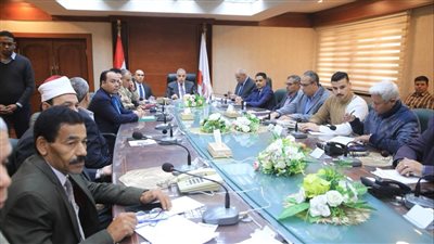 محافظ سوهاج يترأس غرفة العمليات الرئيسية لمتابعة سير الانتخابات الرئاسية (صور)