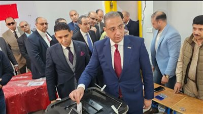 محافظ الفيوم يدلي بصوته في لجنة المغتربين ( فيديو وصور)