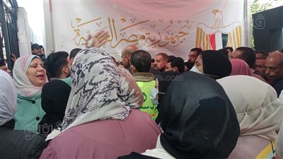احتشاد الناخبين أمام مدرسة فاطمة الزهراء للإدلاء بأصواتهم بالموسكي (فيديو وصور)