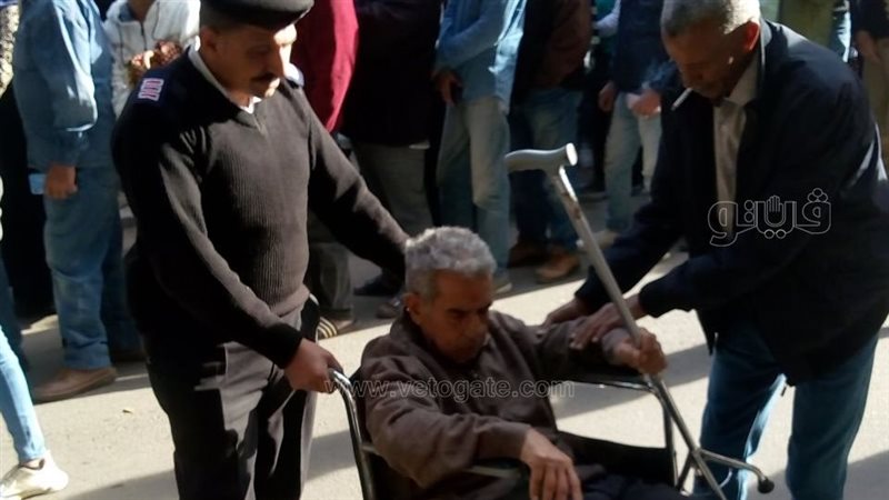 الشرطة تساعد كبار