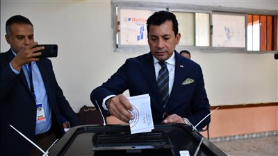 وزير الشباب والرياضة يدلي بصوته في الانتخابات الرئاسية (صور)
