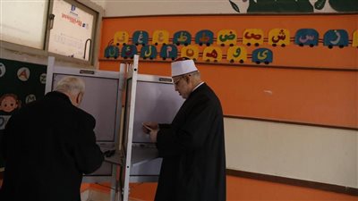 وكيل الأزهر يدلي بصوته بمدينة الشروق.. ويؤكد: المشاركة بالانتخابات الرئاسية واجب وطني 