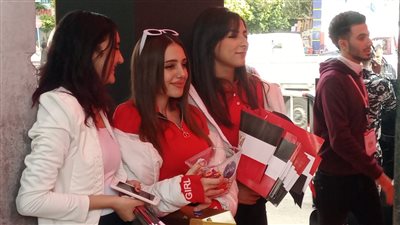 بالشيكولاتة وأعلام مصر، استقبال الناخبين بلجنة قصر الدوبارة في الانتخابات الرئاسية 2024 