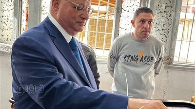 محافظ القاهرة يدلي بصوته في الانتخابات الرئاسية (صور) 