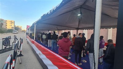 تزاحم المواطنين على اللجان الانتخابية فى مدينة بدر 