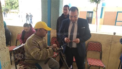  قاضٍ يخرج من لجنته لمساعدة ناخب من ذوي الهمم ببني سويف (فيديو) 