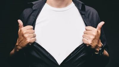 تفسير حلم تمزيق الملابس في المنام وعلاقته بنقص الأمان والحماية 