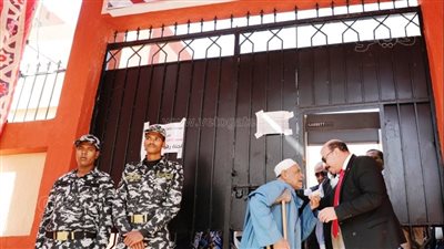 محافظ أسوان يدلى بصوته في الانتخابات الرئاسية بلجنة الوافدين (صور)