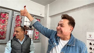 حكيم يدلي بصوته فى الانتخابات الرئاسية بلجنة معهد الفتيات بمصر الجديدة (فيديو وصور)