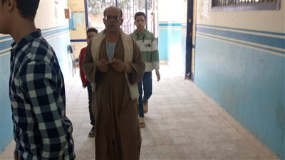 من أجل المستقبل، رجل يصطحب أحفاده خلال تصويته في الانتخابات الرئاسية (صور)