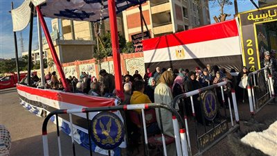 طوابير للناخبين بأعلام مصر أمام لجان الانتخابات الرئاسية في الإسكندرية (بث مباشر)