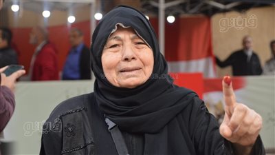 من أمام لجنة انتخابية بالعجوزة، مسنة توجه رسالة للشباب (فيديو) 