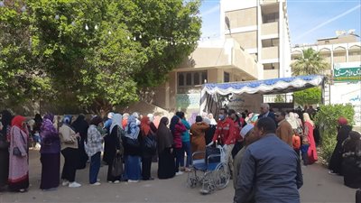 إقبال السيدات على لجان الانتخابات الرئاسية في قنا (فيديو)
