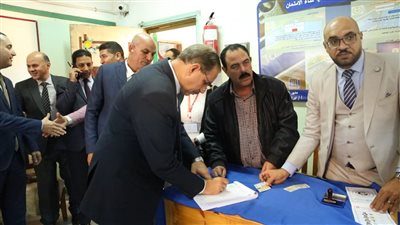 محافظ كفر الشيخ يدلي بصوته في الانتخابات الرئاسة بلجنة الوافدين (صور)