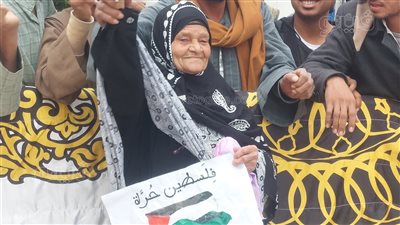 ناخبون يحملون علم فلسطين أمام لجان الانتخابات الرئاسية في مطروح (فيديو وصور)