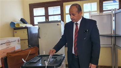 وكيل تعليم الأقصر يدلي بصوته في الانتخابات الرئاسية