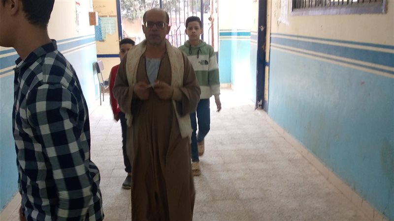 مسن يصطحب أحفاده