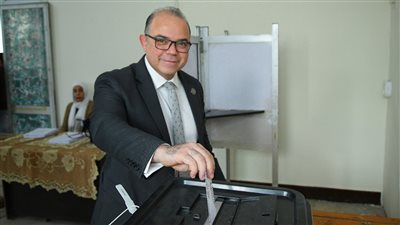 رئيس الهيئة العامة للرقابة المالية يدلي بصوته في الانتخابات الرئاسية