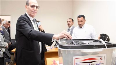 رئيس هيئة النيابة الإدارية يدلي بصوته في انتخابات الرئاسة 